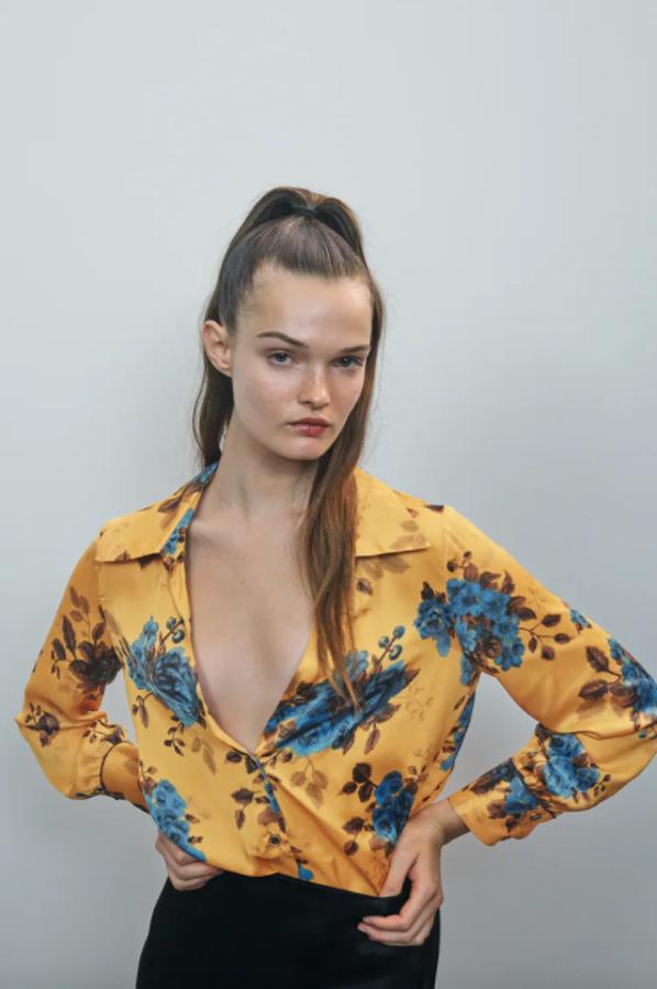 En un precioso color mostaza, con estampado de flores azules, esta camisa satinada de Zaza con cuello de solapa y escote de pico, tiene mangas largas y cierre frontal con botones. Disponible entre las tallas XS y XL, cuesta 25,95 euros. 
