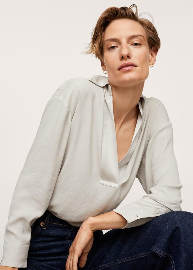 Disponible en verde, negro y color crudo, esta camisa fluida satinada de Mango de diseño recto y cuello camisero de pico viene con mangas largas con puños abotonados y cuesta 25,99 euros. Está disponible entre las tallas XXS y XXL, aunque ambas tallas pueden haberse agotado en algunos colores. 