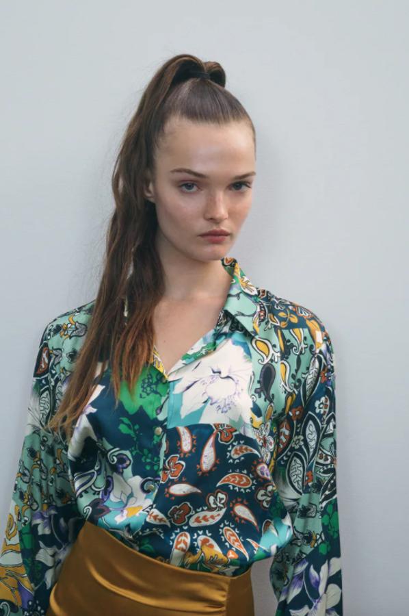 Estampado patchwork en tonos verdes y azulados para esta camisa satinada de Zara con cuello de solapa y mangas largas. Con cierre frontal de botones, podemos encontrarla entre las tallas XS y XL por 25,95 euros.
