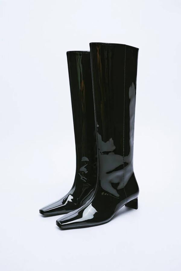 Bota de tacón bajo efecto charol, en negro. 59,95 euros