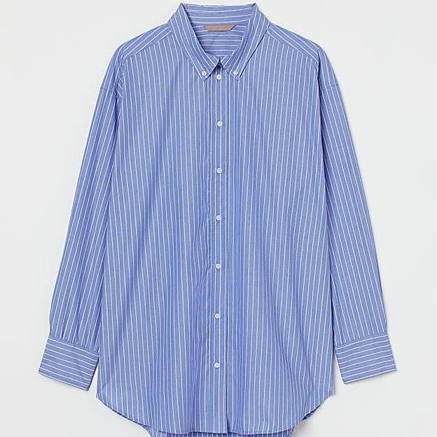 Camisa oversize a rayas en azul y blanco de H&M. 19,99 euros