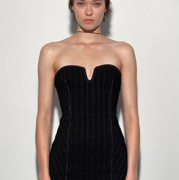 Imagen secundaria 1 - 1. Vestido de punto con mangas transparentes y cuello bobo de Zara (29,99 euros). 2. Vestido palabra de honor con raya diplomática de Zara (25,99 euros). 3. Vestido de colro negro corto con capa de Zara ((39,99 euros)