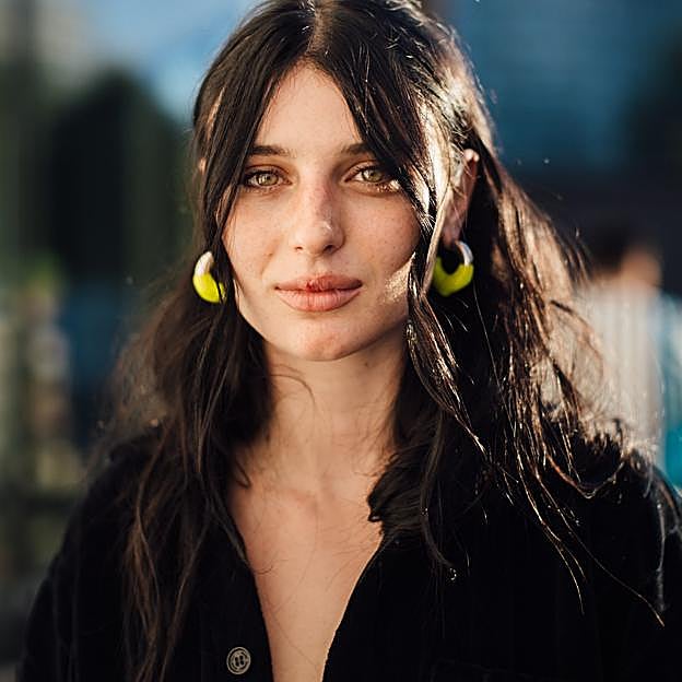 Cómo saber si tienes la piel sensible (y qué ingredientes y rutinas faciales de noche recomiendan las farmaceúticas que más saben de esto)