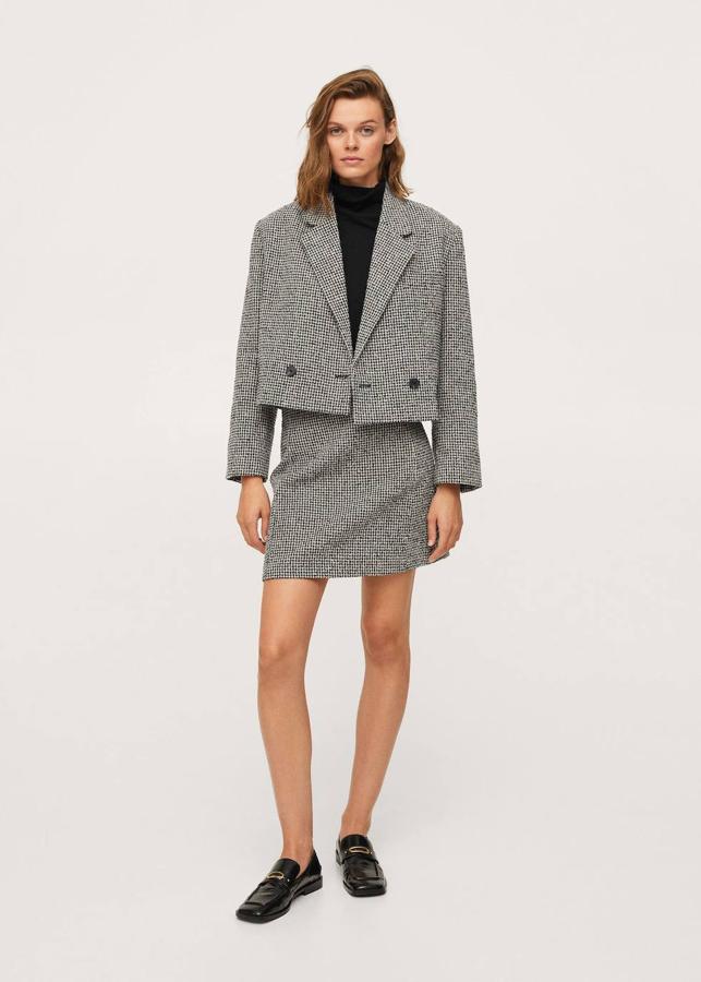 Conjunto de americana crop y mini falda estampado pata de gallo. Chaqueta 59,99 euros. Falda 25,99 euros.