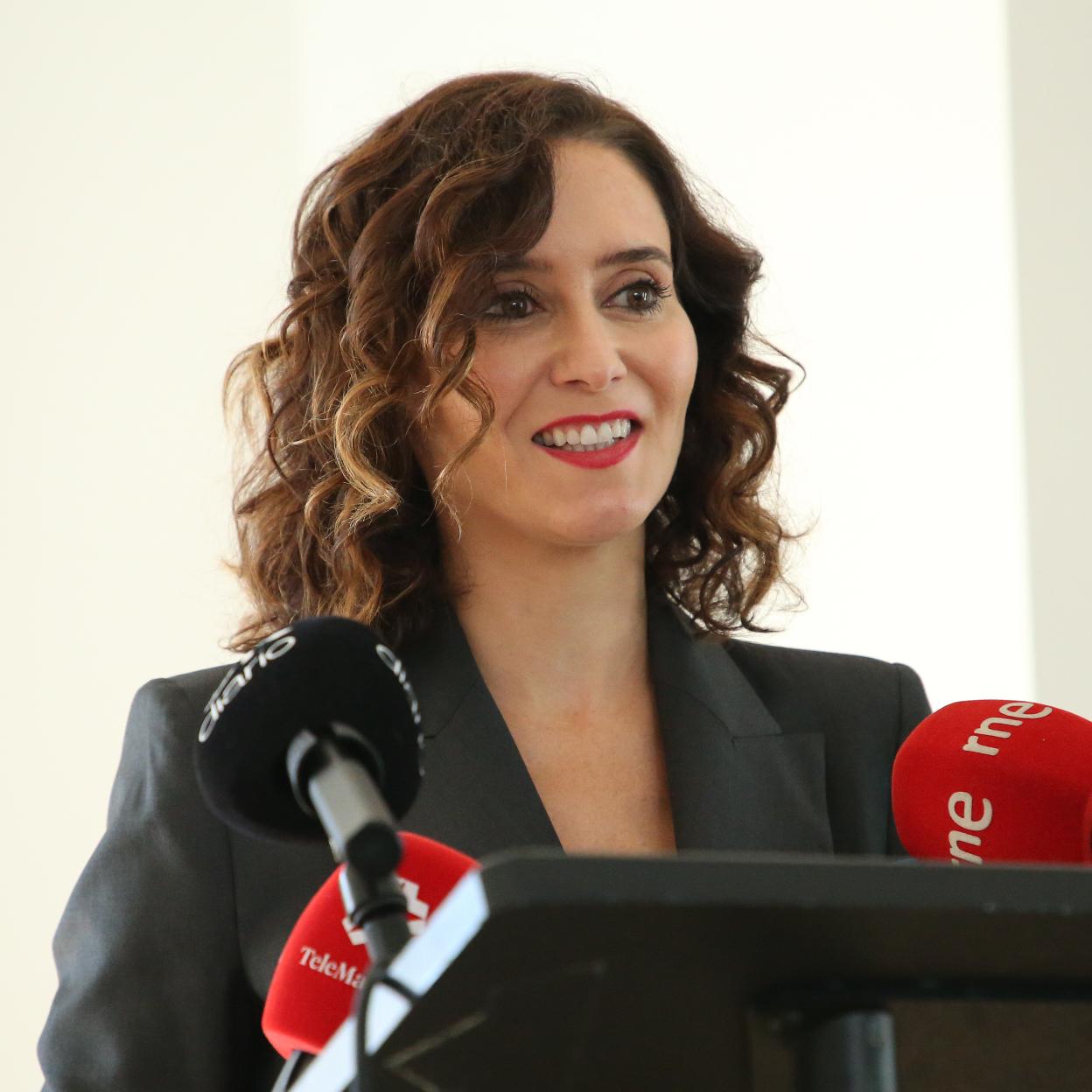 Pincha en la imagen para ver todas las blazers y americanas de Zara, Bershka y Mango que van a marcar las tendencias de este otoño.