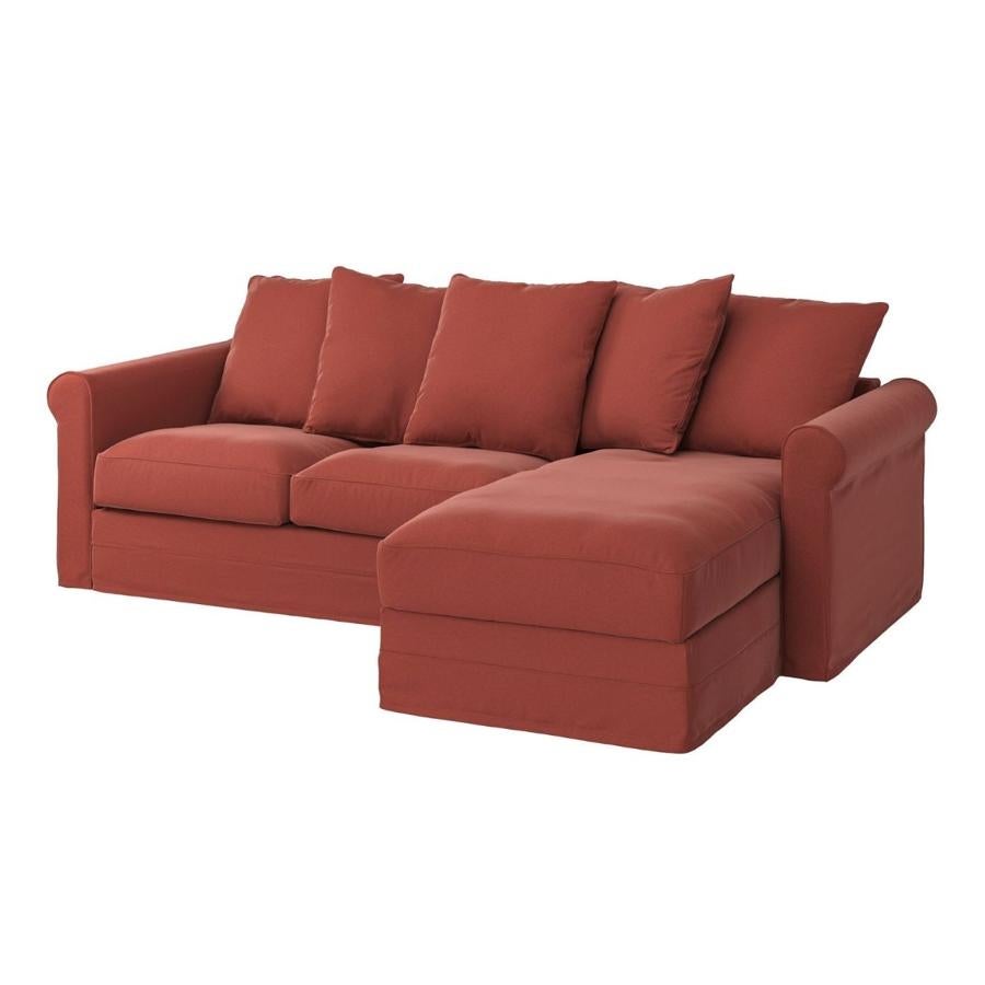 Sofá de 3 plazas con chaise longue en color teja (769 euros).