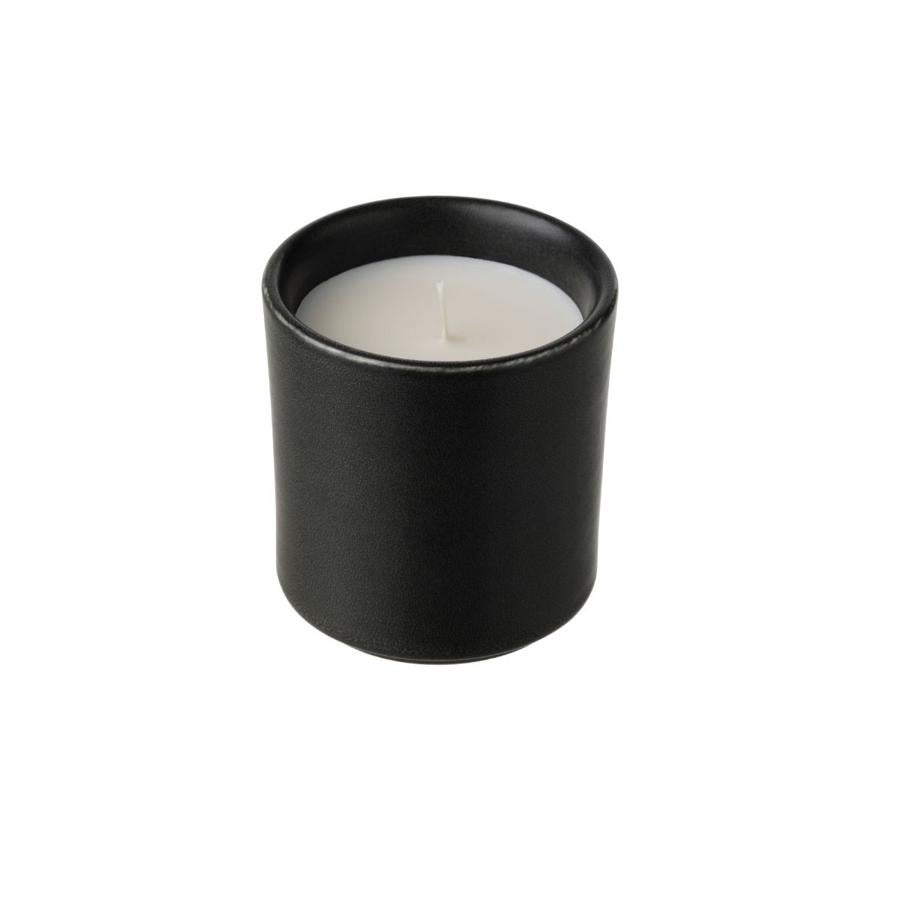 Vela en recipiente de cerámica y color negro (3 euros).