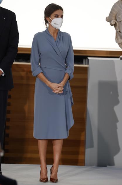 Imagen - La Reina Letizia, con vestido de Adolfo Domínguez y zapatos de Magrit. Foto: GTRES