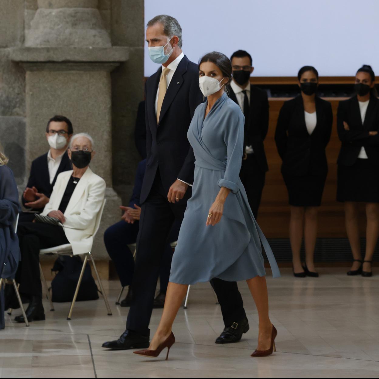 Pincha en la foto para ver los vestidos made in Spain que podría estrenar la Reina Letizia este otoño-invierno.