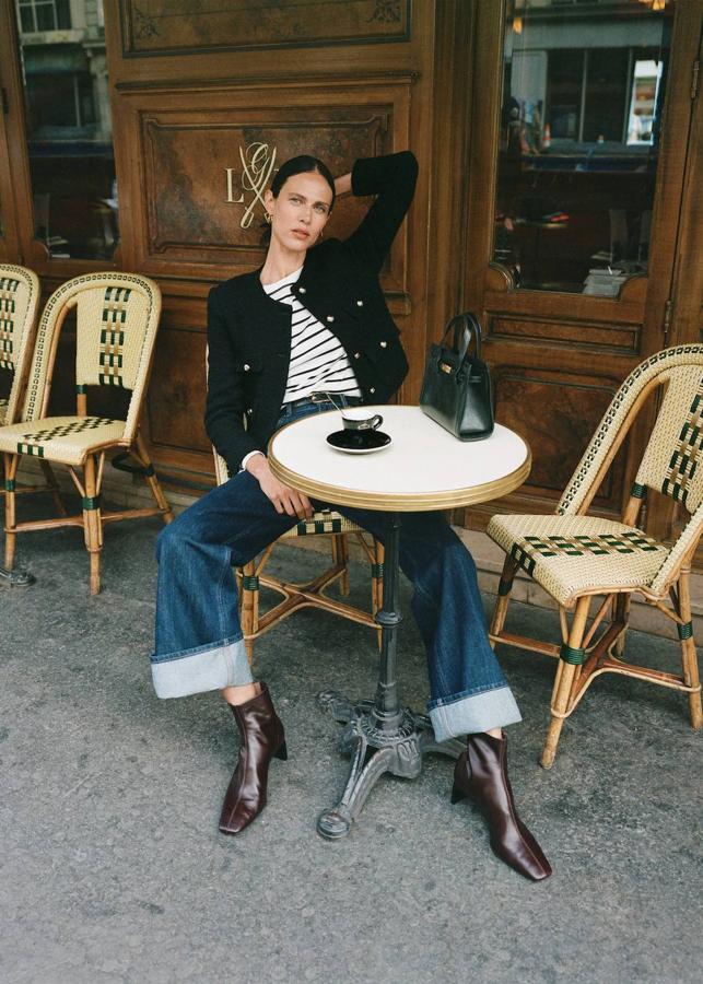 Camiseta de algodón a rayas, 19,99 euros. Chaqueta de tweed con botones dorados, 49,99 euros. Jeans wide leg azul oscuro, 29,99 euros. Botines de piel con tacón burdeos, 49,99 euros. Bolso shopper mini negro, 19,99 euros.