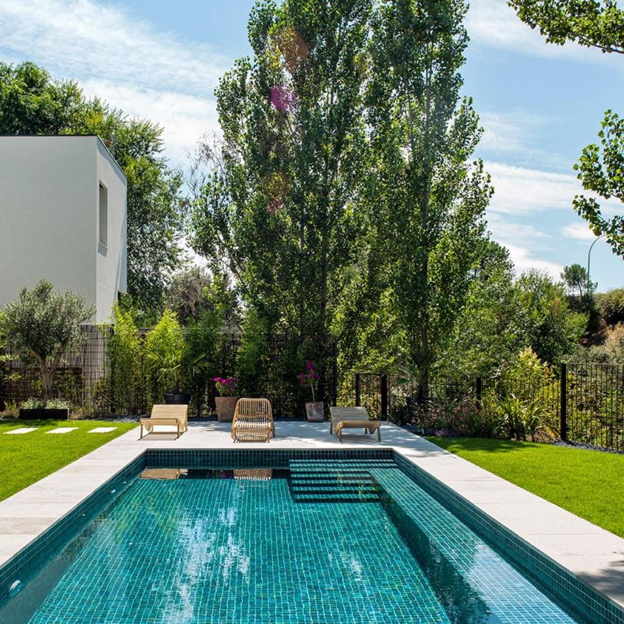 La vivienda reformada por el estudio de interiorismo Espejo y Goyanes se encuentra a las afueras de Madrid. Una casa donde se integra muy bien el exterior con el interior. 