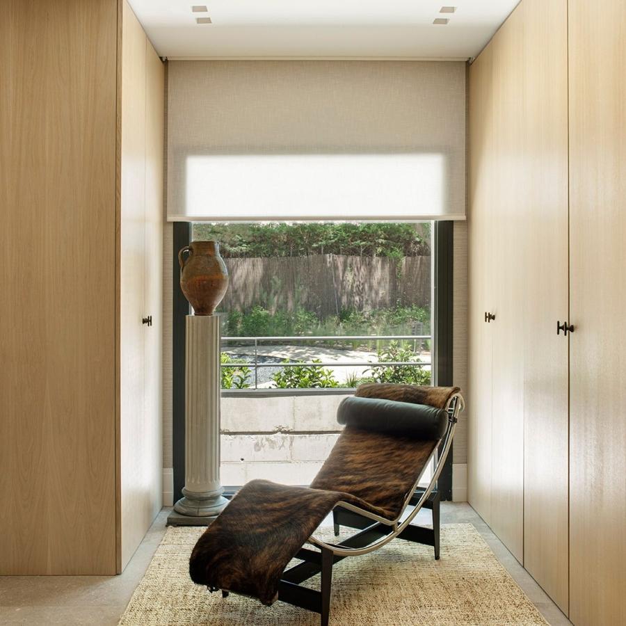 Las dos interioristas han querido integrar bien toda la casa. "Integrar el paisaje mediante fijos integrados en pared y contrarrestar con mobiliario y material más cálido y elegante como es la piedra, la madera, tapices o linos".