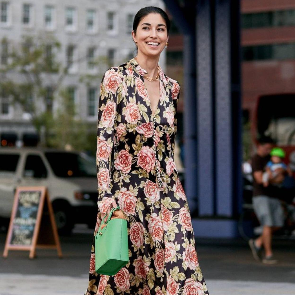 Pincha en la imagen para descubrir los mejores vestidos con estampado floral que te solucionarán cualquier look diario. 
