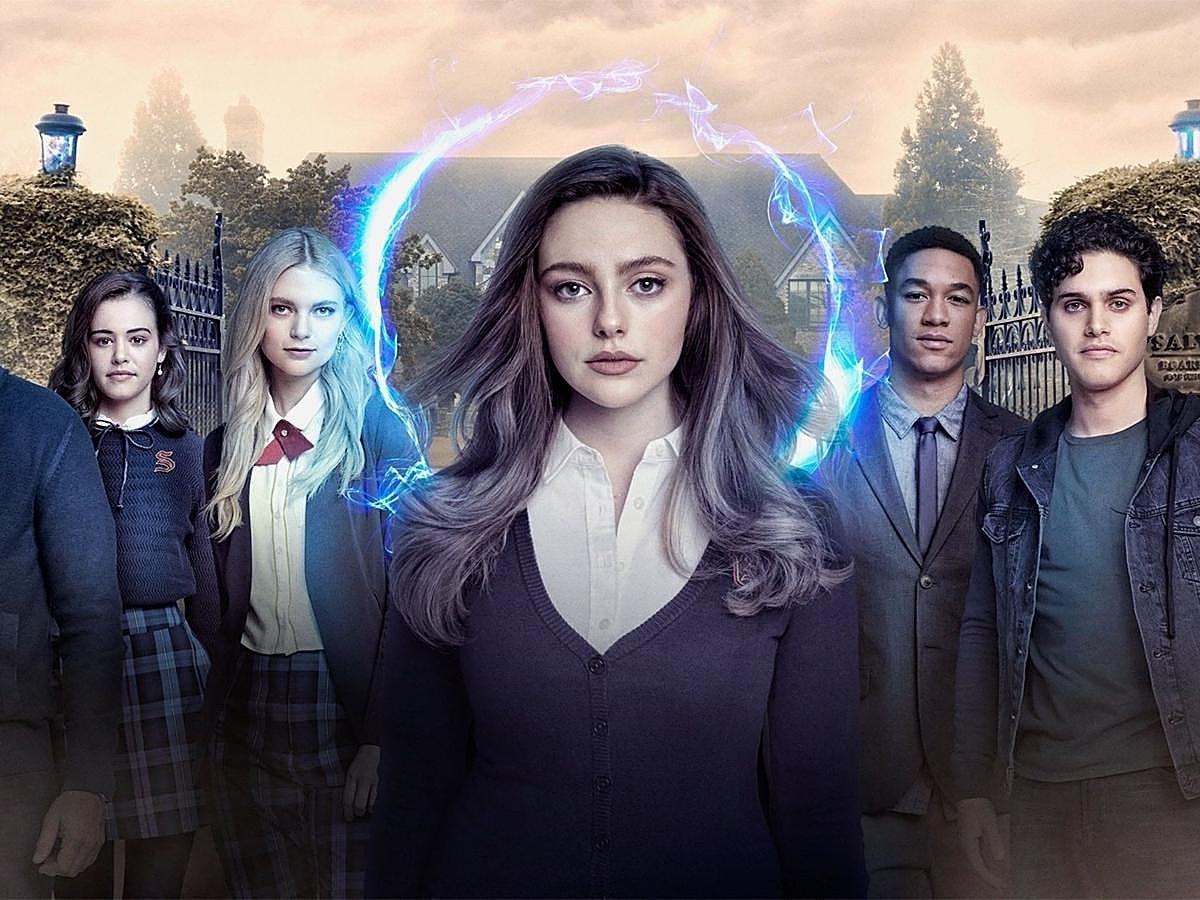 Despúes de Crónicas Vampíricas y The Orginals, esta serie continúa con la saga a través de la historia de la nueva generación de seres sobrenaturales en la escuela Salvatore. Es allí donde la hija de 17 años de Klaus Mikaelson, Hope, los gemelos de Alaric Saltzman, Lizzie y Josie, y otros jóvenes, incluidos MG y el misterioso Landon Kirby, se forman para dar lo mejor de sí mismos, a pesar de sus peores impulsos.