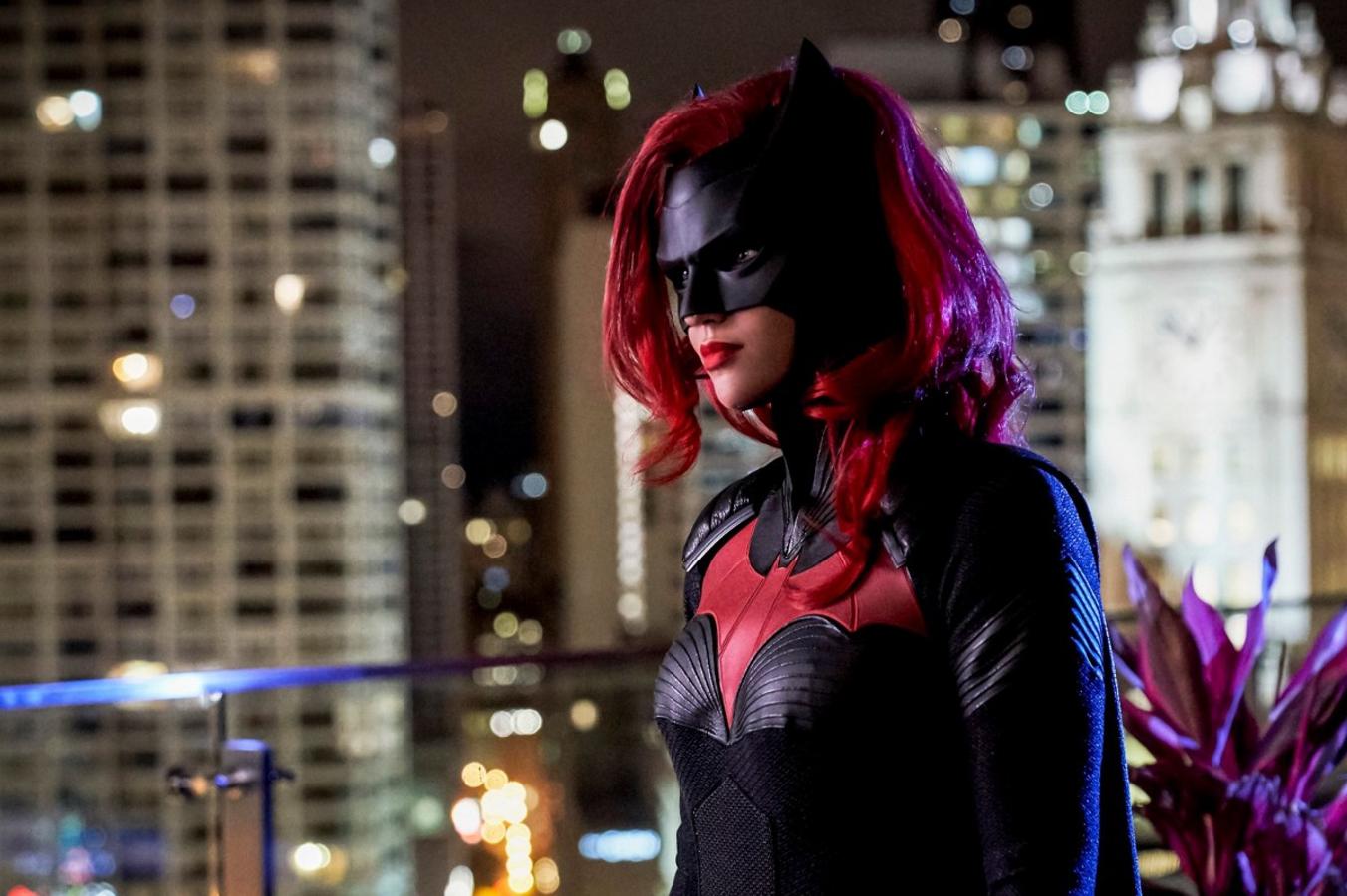 Kate Kane (interpretada por Ruby Rose) nunca planeó ser la nueva vigilante de Gotham. Tres años después de que Batman desapareciera misteriosamente, Gotham es una ciudad desesperada. El Departamento de Policía de Gotham City ha sido invadido y sobrepasado por bandas criminales. Es entonces cuando entra en escena Jacob Kane y Crows Private Security, un cuerpo de seguridad privado de nivel militar, que ahora protege la ciudad con omnipresentes milicias armadas. Años antes, la primera esposa y la hija de Jacob fueron asesinadas en un tiroteo entre bandas de Gotham. Entonces, envió a su única hija superviviente, Kate Kane, lejos de Gotham por su seguridad. Después de una baja deshonrosa de la escuela militar y años de brutal entrenamiento de supervivencia, Kate regresa a casa cuando la banda Wonderland tiene en el punto de mira a su padre y su empresa de seguridad, secuestrando a su mejor oficial Crow, Sophie Moore.
