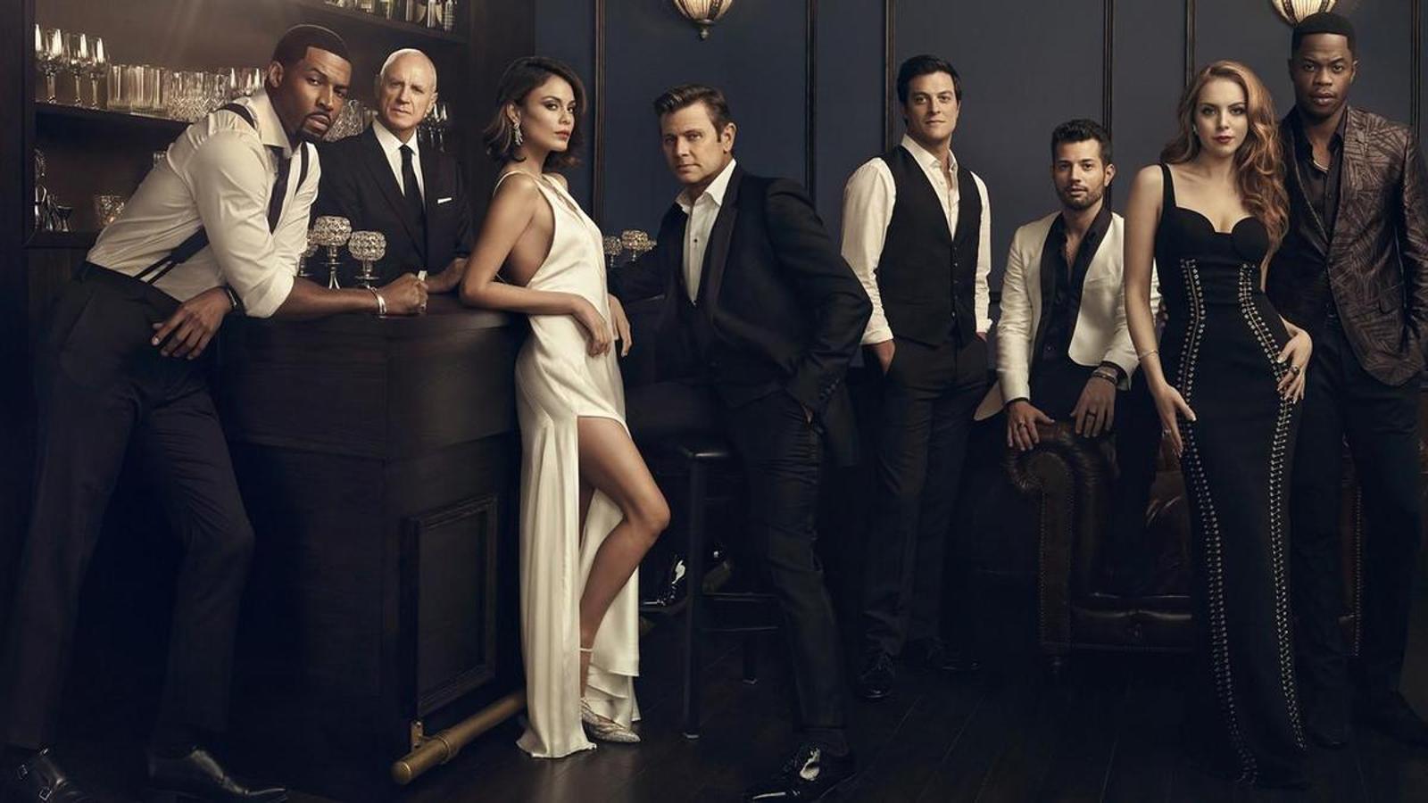 Después de un terrible incendio que calcinó la casa de su familia, los Carrington revisan los escombros para reconstruir su dinastía y levantarse de nuevo.