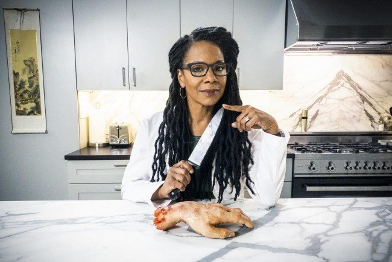 El matrimonio King firma este drama satírico rodado durante la pandemia, que mezcla la comedia con el terror zombi. Rachel (Audra McDonald) y Lily (Taylor Schilling) son dos vecinas de un barrio de Nueva York que sobreviven al confinamiento por la pandemia del Covid-19. Rachel es médico y atiende a sus peculiares pacientes por videoconferencia, al tiempo que intenta superar una crisis con su marido, Zach, que trabaja en un Centro para el Control de Enfermedades. Lily, la vecina de arriba, se gana la vida con sesiones de BDSM y debe convencer a sus clientes de que sus habilidades son tan válidas a través de la pantalla como en persona, mientras espera convertirse en una autora de éxito escribiendo sus vivencias. Cuando una extraña y mortal variante del virus se extiende de forma inesperada, ambas se ven luchando por su supervivencia a otro nivel. Sin salir de casa, eso sí.