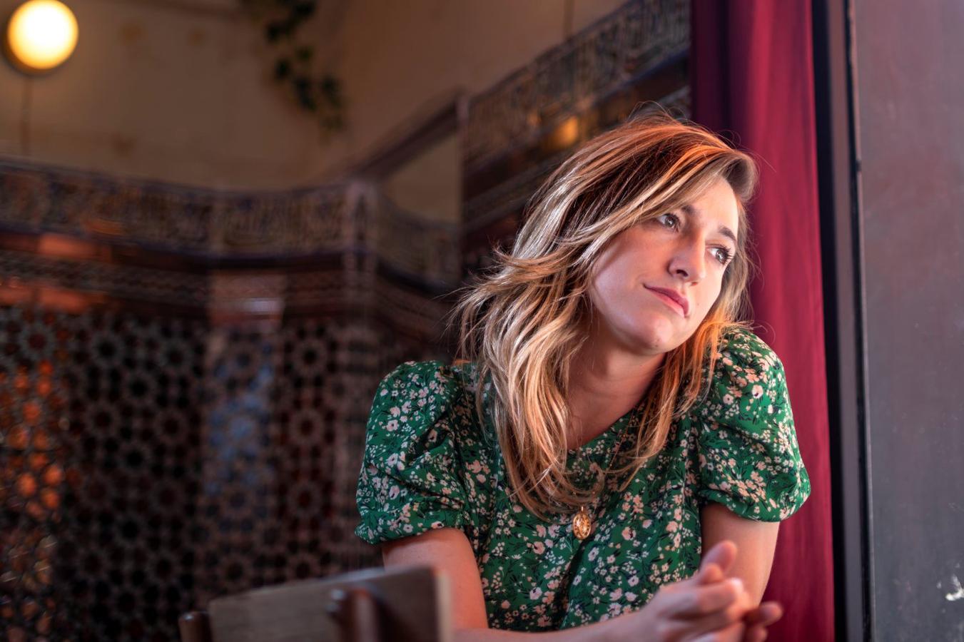 Dafne (Abril Zamora, creadora también de la serie) tiene un trabajo de mierda, su novio la acaba de dejar y para colmo va a descubrir que está enamorada terriblemente de su mejor amigo, un asturiano desmotivado interpretado por Juan Blanco. David Matarín, Nuria Herrero, Andrea Guasch, María Maroto, Bea de la Cruz, Marta Belenguer, Pepe Lorente y Raúl Mérida completan el reparto principal, del que también forman parte Miguel Bernardeau y Alberto Casado.