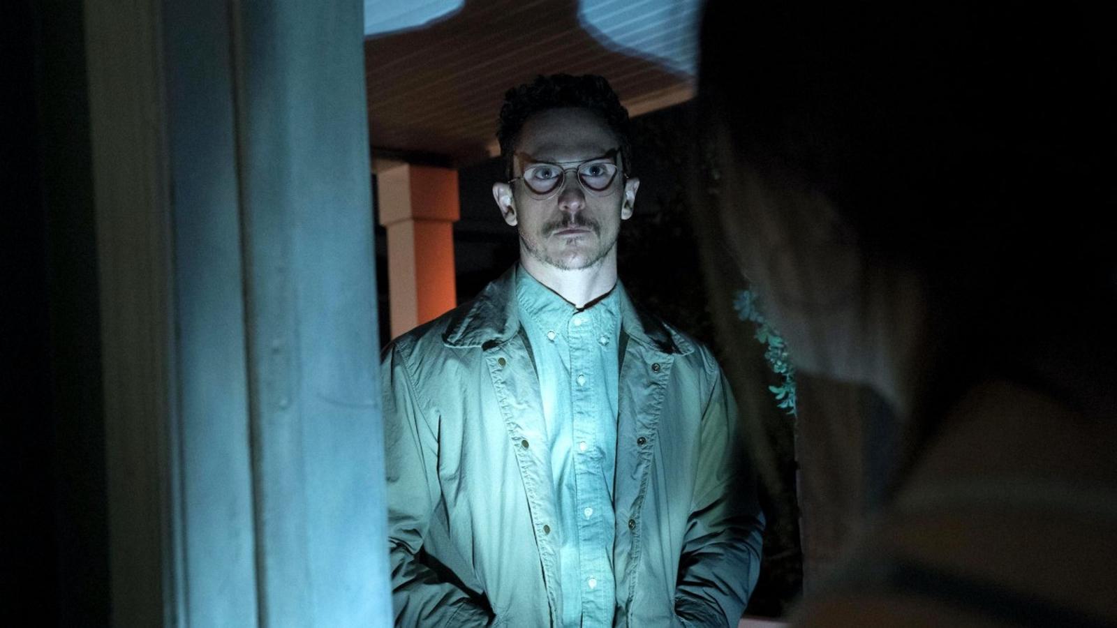 Serie de terror inspirada y parcialmente adaptada de la colección de ocho relatos cortos de Nathan Ballingrud. Cada episodio se centra en una ciudad americana diferente, con un nuevo protagonista que se enfrenta a los monstruos, algunos que se presentan como bestias góticas tradicionales, otros que se asemejan más a una versión de sí mismos, o a su propia oscuridad. La serie explora los monstruos internos de una manera psicológica, la culpa que soportamos, los secretos que guardamos, la soledad de cada uno en su vida, todo aquello que debemos afrontar.