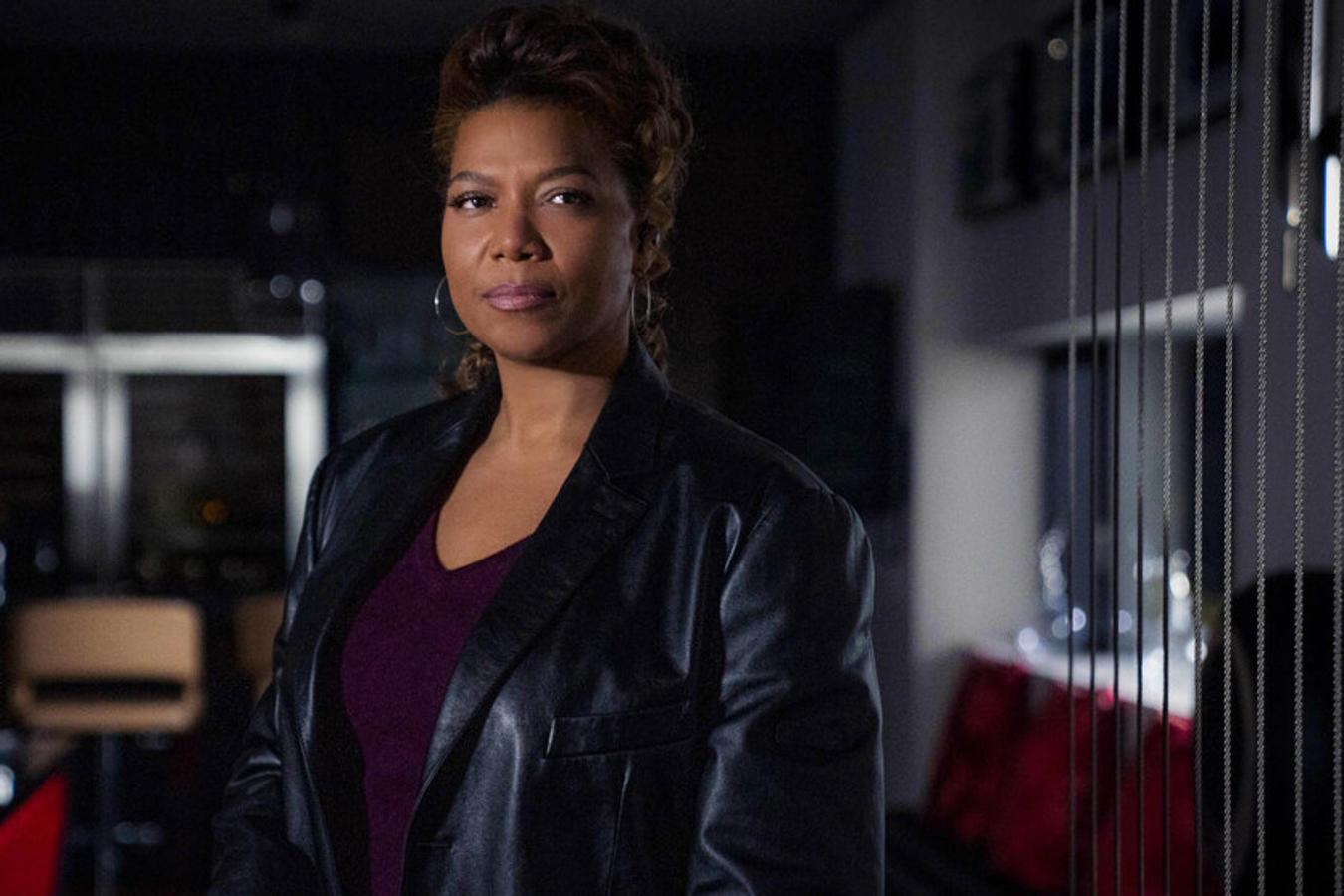 Queen Latifah es la protagonista de esta reinvención de la serie clásica. Interpreta a Robyn McCall, una enigmática mujer con antecedentes misteriosos que utiliza sus amplias habilidades como ex agente de la CIA para ayudar a aquellos que no tienen a dónde acudir. McCall se presenta a la mayoría como una madre soltera que está criando a su hija adolescente. Pero para unos pocos, ella es The Equalizer, un ángel de la guarda anónimo y defensor de los oprimidos, que también es obstinada en su búsqueda de la redención personal. El trabajo clandestino de Robyn sigue siendo un secreto para su inteligente y observadora hija, Delilah, y su tía Vi, que vive con Robyn para ayudarla a equilibrar su vida como madre trabajadora.