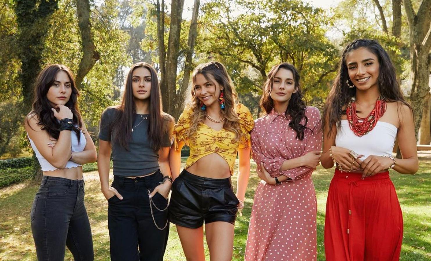 En esta telenovela mexicana cinco mujeres con la misma marca de nacimiento se proponen desentrañar la verdad sobre sus pasados y descubren una trágica red de mentiras orquestadas por un político.