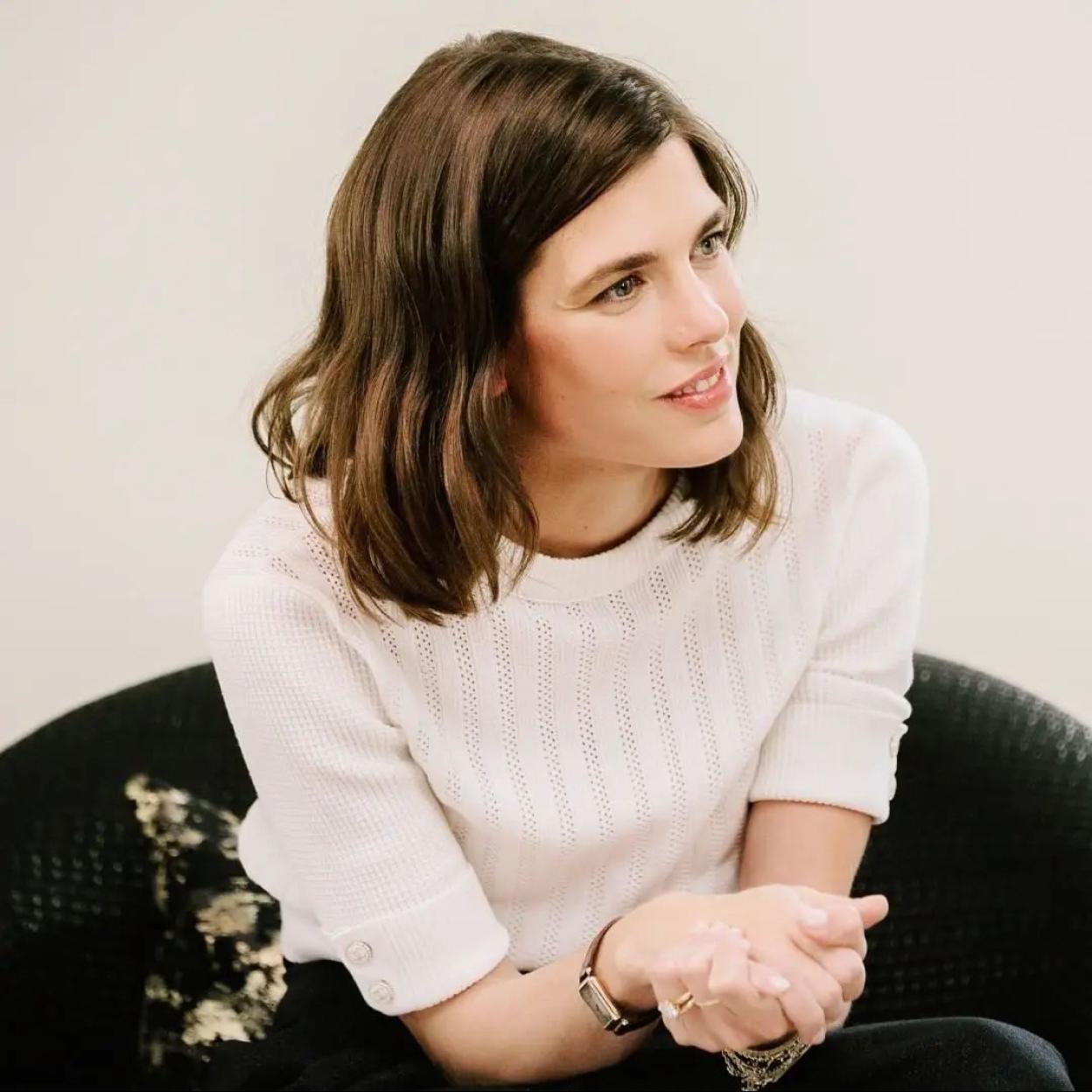 De la melena XXL con flequillo a las ondas más elegantes: pincha en la imagen para descubrir los peinados más favorecedores y estilosos de Carlota Casiraghi.