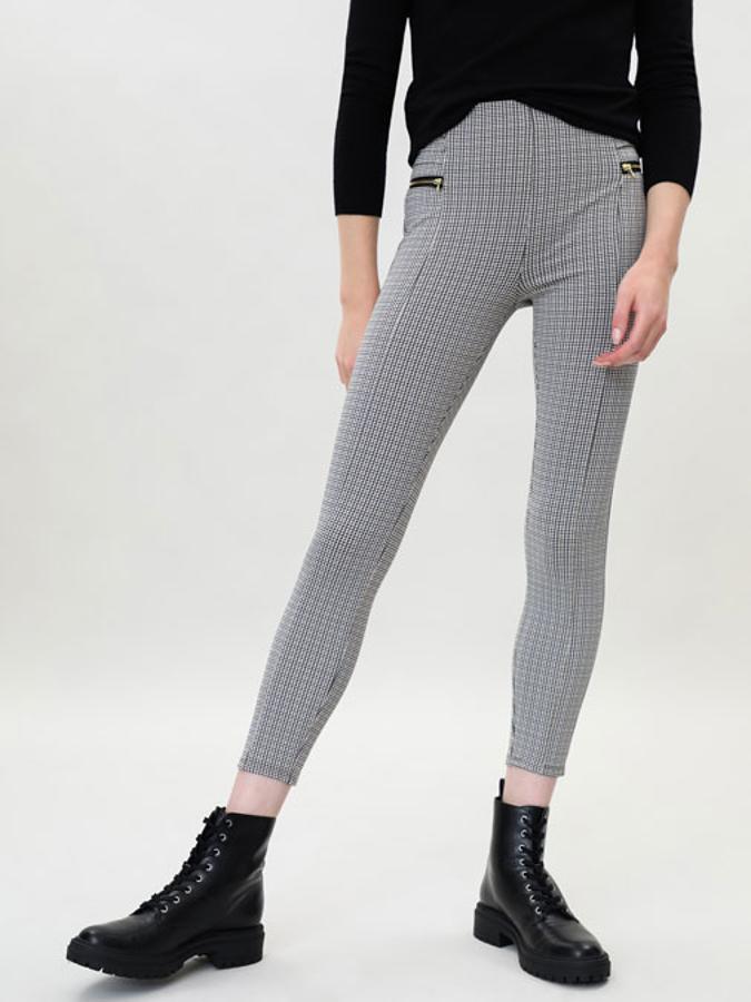 Con estampado en tonos marrones y negros sobre fondo crema, estos leggings estampados de Lefties con tiro alto y detalle de cremalleras doradas cuestan 12,99 euros y están disponibles entre las tallas S y XL. 