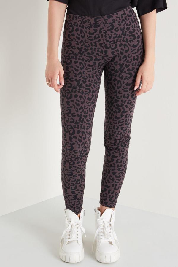 En marrón moka con estampado de leopardo en negro, estos leggings de algodón de Tezenis tienen un precio de 9,99 euros y están disponibles en las tallas S, M y L. 