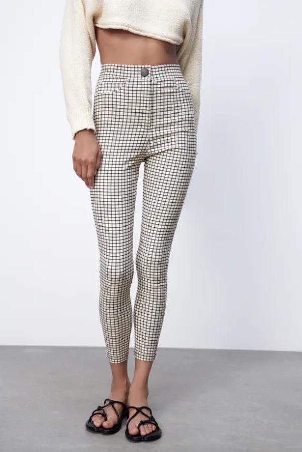 En color blanco con estampado de cuadros en negro, estos leggings de tiro alto con falsos bolsillos en delantero y cierre con cremallera y botón a presión son de Zara y tienen un precio de 19,95 euros. Están disponibles entre las tallas XS y XXL. 