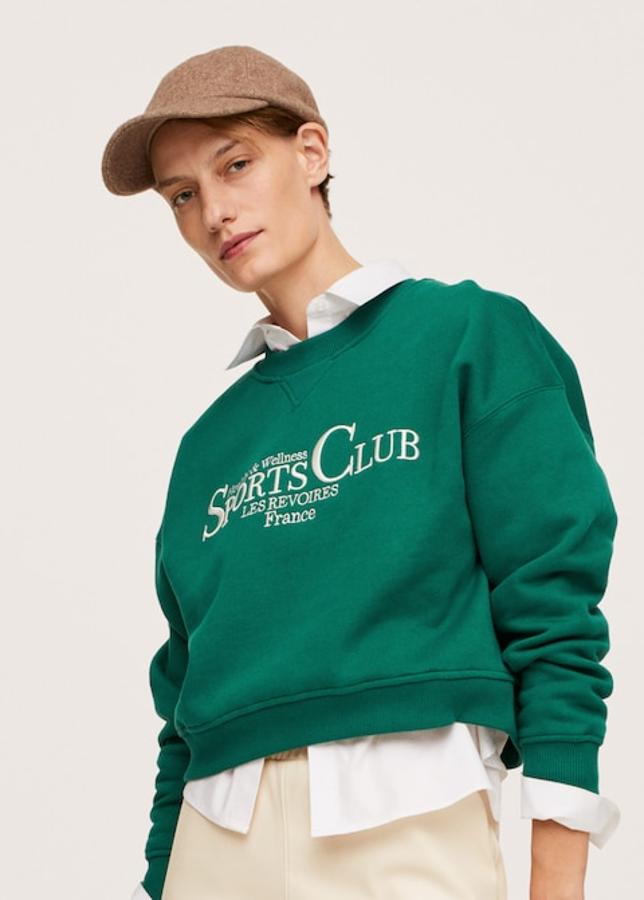Disponible en verde con bordado en crudo o a la inversa, esta sudadera de algodón con mensaje en la pechera está confeccionada en algodón, es de diseño recto y tiene el cuello redondo y las mangas largas. Con un precio de 25,99 euros, está disponible entre las tallas XS y XL. 