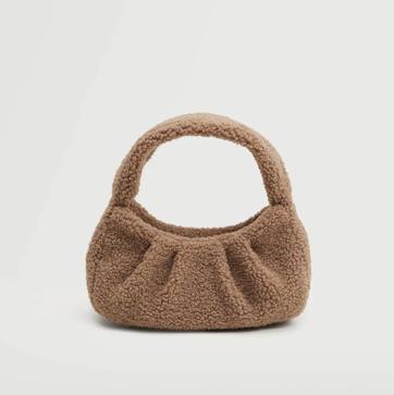 Imagen secundaria 1 - Olvídate de los acolchados, los bolsos más bonitos y cómodos de la temporada son de pelo y borreguito