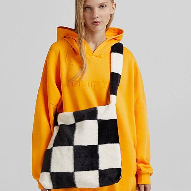 Imagen principal - Olvídate de los acolchados, los bolsos más bonitos y cómodos de la temporada son de pelo y borreguito