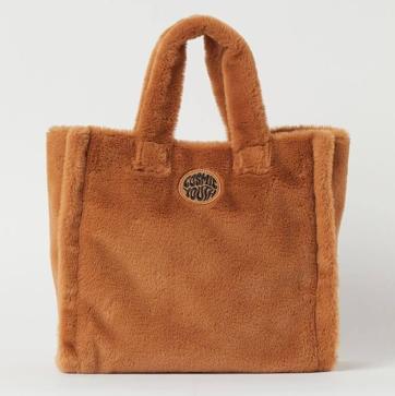 Imagen secundaria 1 - Olvídate de los acolchados, los bolsos más bonitos y cómodos de la temporada son de pelo y borreguito