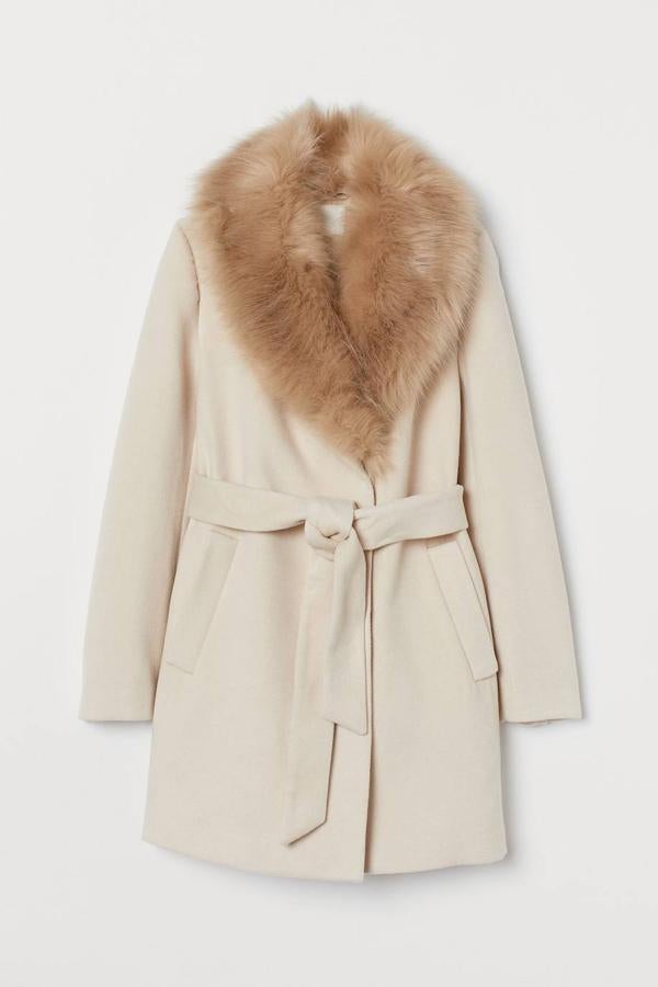 Abrigo con cuello de pelo extraíble, cinturón y tejido afieltrado en beige claro, de H&M. 69,99 euros