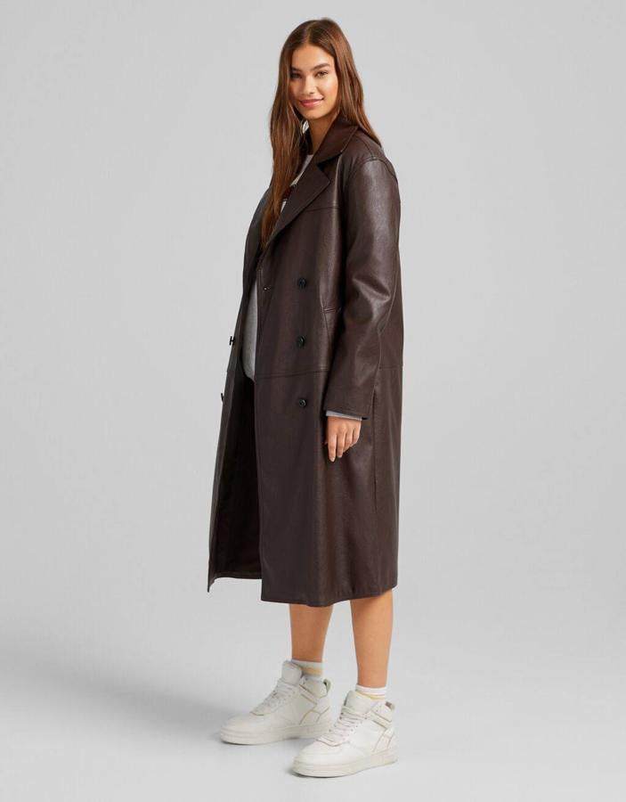 Gabardina midi efecto piel con doble botonadura en marrón, de Bershka. 45,99 euros