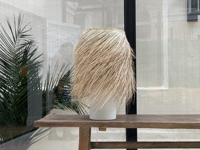 Esta lámpara de diseño en cerámica y rafia de Decolab (265 euros).