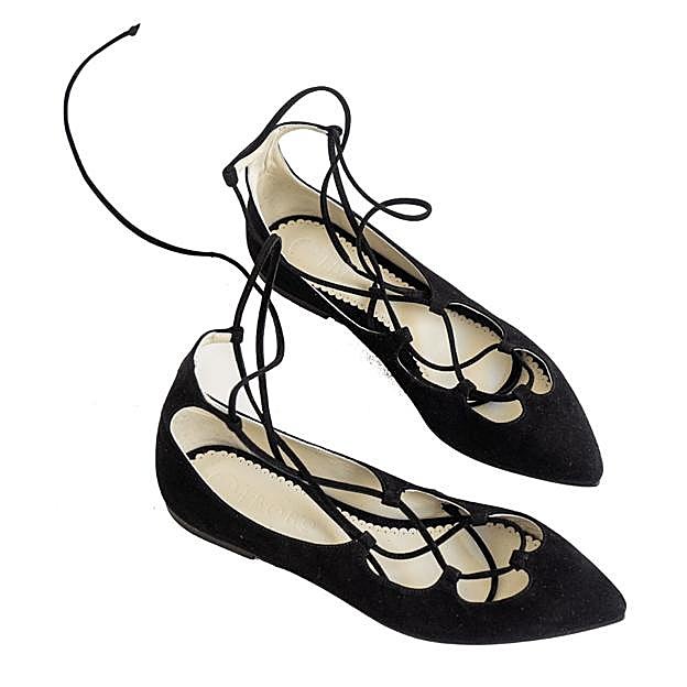 Imagen principal - De la pasarela a la oficina: las bailarinas con tiras son los zapatos planos que parecen de lujo, estilizan la pierna y subirán el nivel de tus looks