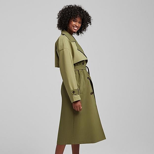 Imagen principal - 1. Trench de color caqui con dos tonos en contraste de Bershka (59,99 euros). 2. Trench con estampado de cuadros de La redoute ((58 euros). 3. Trench fluido en color rosa pastel de Stradivarius (39,99 euros)
