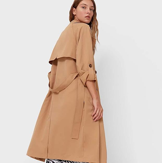 Imagen principal - 1. Trench fluido en color caramelo de Stradivarius (39,99 euros). 2. Gabardina corta en color arena de Sfera (25,99 euros). 3. Trench ligero con doble botonadura y cinturón de Kiabi (35,99 euros)