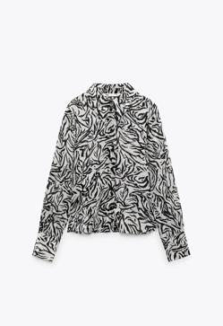 Imagen secundaria 2 - Del paisley a las flores, estas son las camisas estampadas que mejoran tus looks con vaqueros este otoño