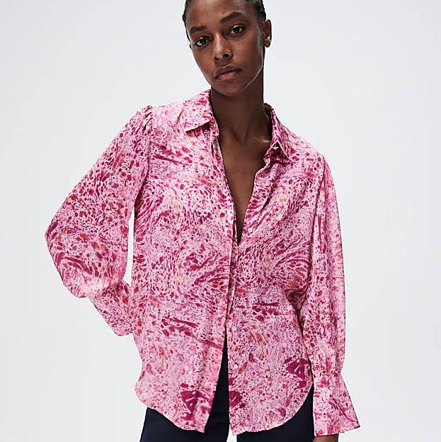 Imagen principal - Del paisley a las flores, estas son las camisas estampadas que mejoran tus looks con vaqueros este otoño