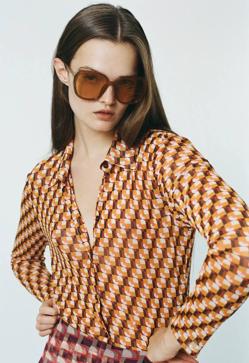 Imagen secundaria 2 - Del paisley a las flores, estas son las camisas estampadas que mejoran tus looks con vaqueros este otoño