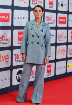 Imagen secundaria 2 - En la alfombra roja o para el día a día: Carmen Lomana confirma que el traje azul es el look favorito (y el más rejuvenecedor) de las famosas