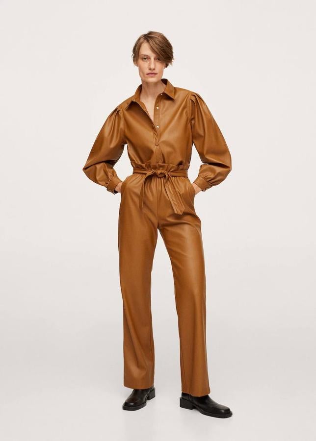 Pantalón recto efecto piel estilo paper bag con cinturón en tono marrón tabaco, de Mango, 49,99 euros. Sobrecamisa de efecto piel a conjunto, 39,99 euros.