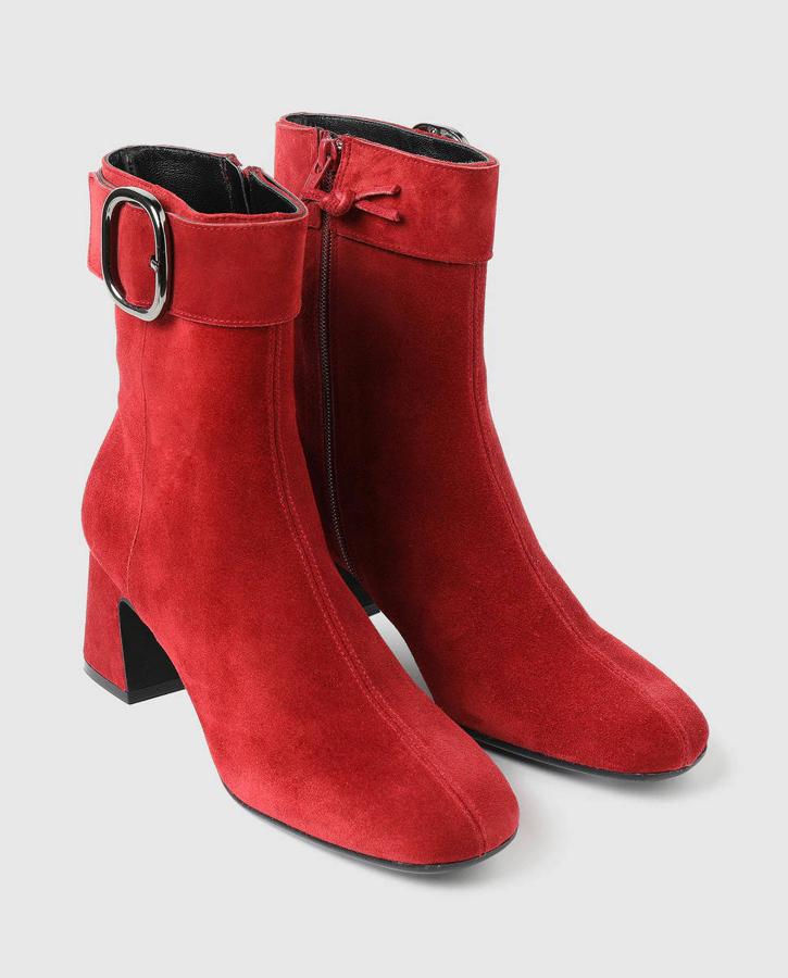 Si lo que buscas es un calzado rojo, deberías ver estos botines de Gloria Ortiz. Son de piel y tienen un tacón de 5,5 cm. Costaban 139 €, pero en El Corte Inglés están rebajados a 69,50 €.