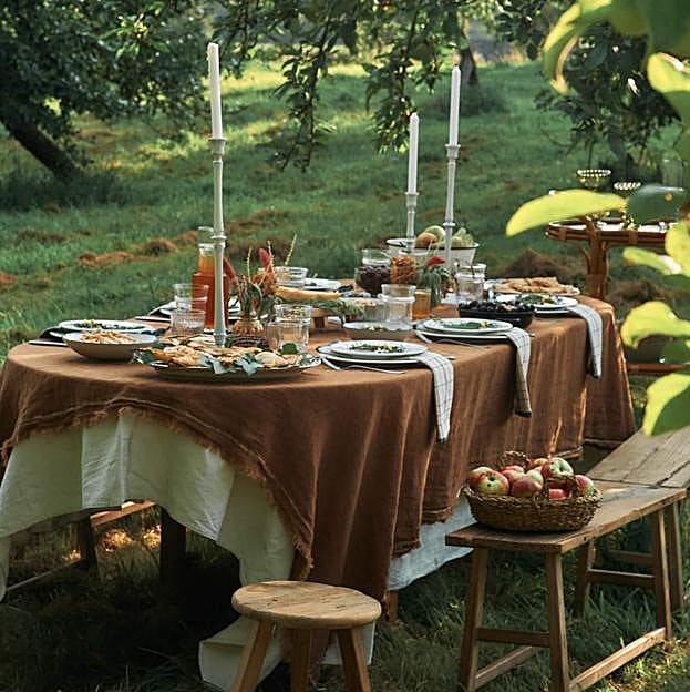 Imagen principal - Los manteles de lino cuestan entre 79.99 y 59.99 euors, los juegos de candelabros, entre 19.99 y 29.99 euros; los platos y bandejas, están dispoibles desde 4.99 a 29.99 euros y las copas, alrededor de 5 euros. Las piezas de los juegos de café cuestan 7.99 euros, y los utensilios de cocina están disponibles desde 6.99 euros. Todo en Zara Home.