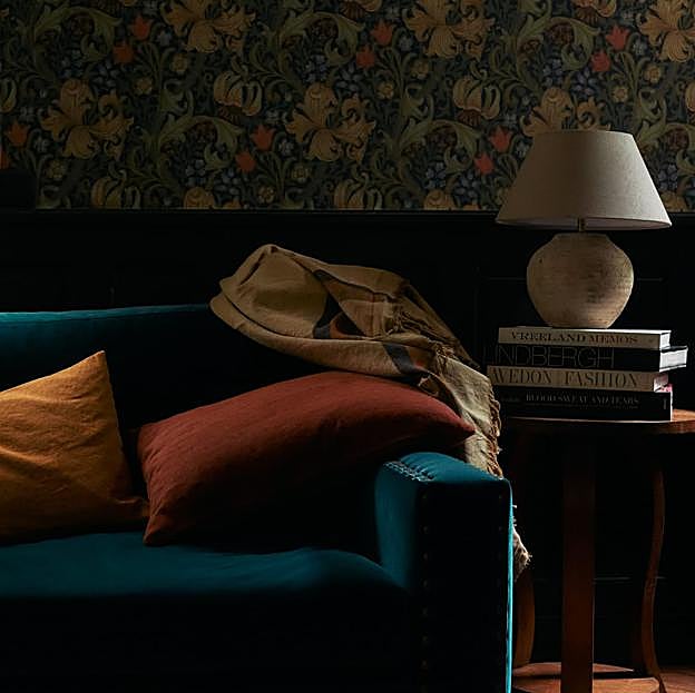 Imagen principal - Los cojines cuestan 29.99 euros en Zara Home, la lámpara de mesa, 69.99 euros y la manta, 129 euros. El cabecero de rafia cuesta 299 euros, los cojines desde 15.99 eruos y el marco de fotos, 19.99 euros. el espejo de pared cuesta 99.99 euros, la alfombra 129 euros y el juego de cama, entre 49.99 euros y 89.99 euros. Todo en Zara Home.