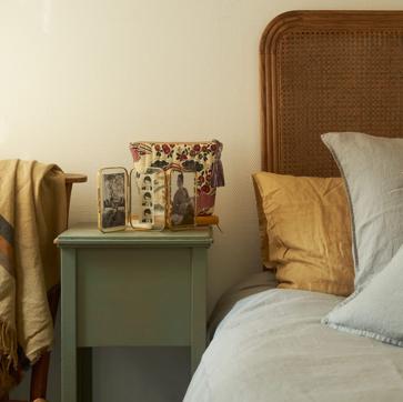 Imagen secundaria 1 - Los cojines cuestan 29.99 euros en Zara Home, la lámpara de mesa, 69.99 euros y la manta, 129 euros. El cabecero de rafia cuesta 299 euros, los cojines desde 15.99 eruos y el marco de fotos, 19.99 euros. el espejo de pared cuesta 99.99 euros, la alfombra 129 euros y el juego de cama, entre 49.99 euros y 89.99 euros. Todo en Zara Home.