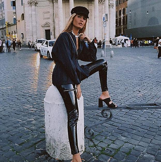 Imagen principal - 5 ideas para combinar unos leggings en looks ideales para el día a día y que confirman que son la prenda cómoda tendencia del momento