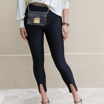 Imagen secundaria 1 - 5 ideas para combinar unos leggings en looks ideales para el día a día y que confirman que son la prenda cómoda tendencia del momento